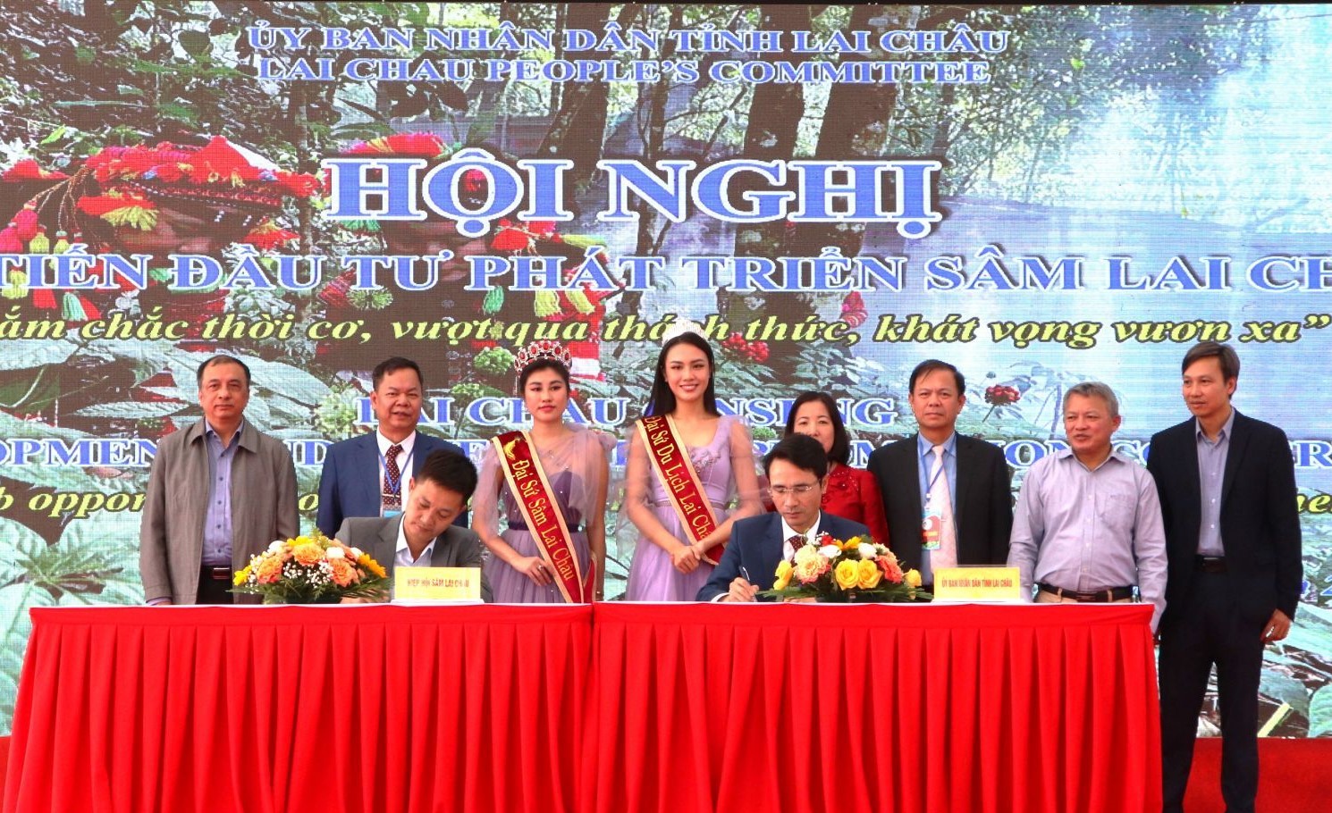 Phó Chủ tịch UBND tỉnh Hà Trọng Hải ký kết biên bản ghi nhớ hợp tác giữa UBND tỉnh với Hiệp hội Sâm Lai Châu