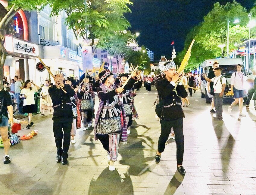 Các nghệ nhân, diễn viên say sưa biểu diễn nghệ thuật đường phố tại đường Lê Lợi
