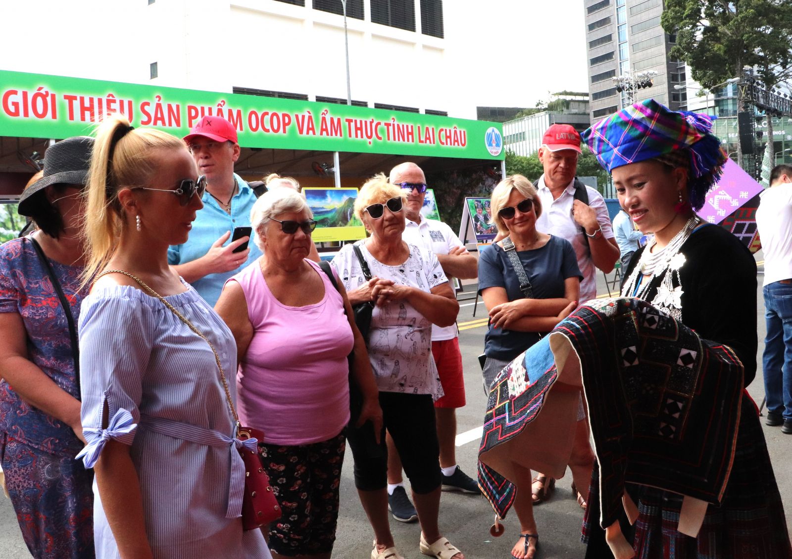 Du khách nước ngoài nghe giới thiệu về trang phục, văn hóa của các dân tộc Lai Châu