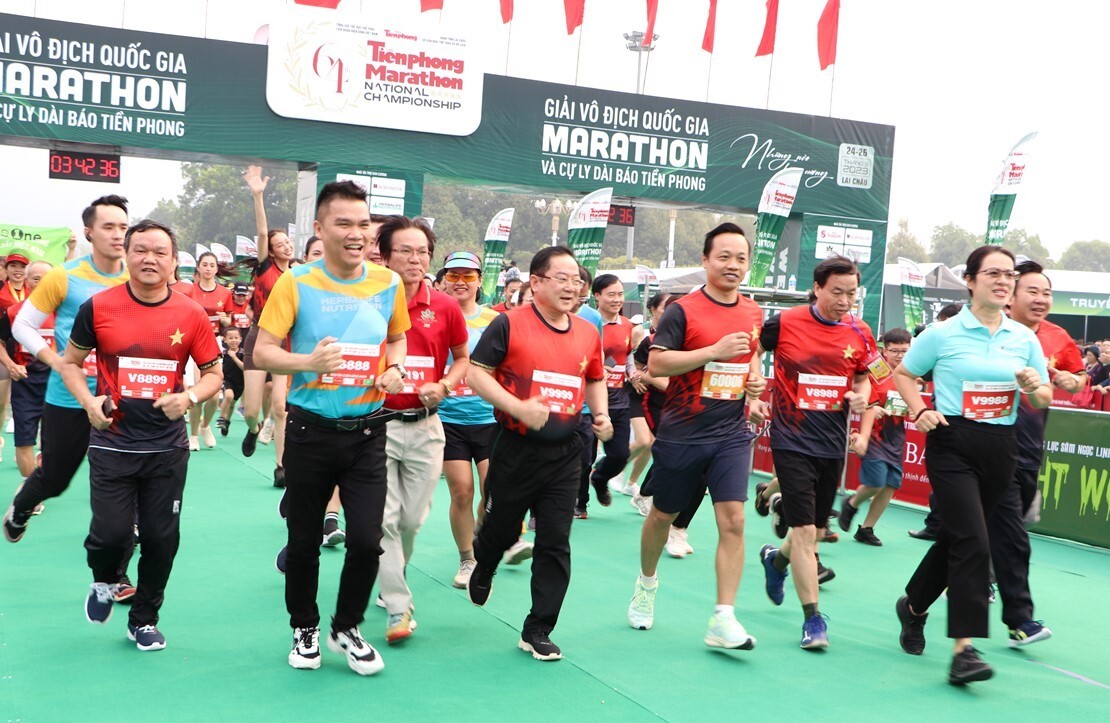 Lãnh đạo tỉnh cũng tham gia chạy đồng hành để cổ vũ tinh thần cho các vận động viên