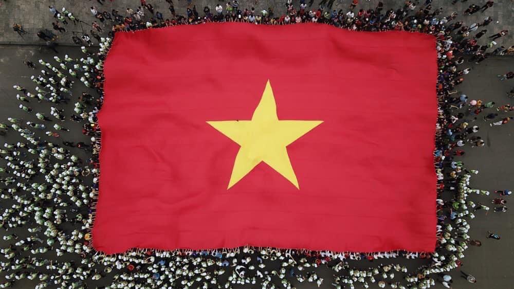 Lễ chào cờ gây ấn tượng với sự tham gia của hơn 4.000 vận động viên cùng hàng ngàn người hâm mộ, người dân tỉnh Lai Châu 
