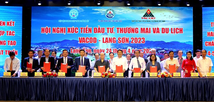 UBND tỉnh Lạng Sơn và VACOD đã chủ trì lễ ký kết thỏa thuận hợp tác chung giữa Hiệp hội Doanh nghiệp tỉnh Lạng Sơn với 11 Hiệp hội Doanh nghiệp của các tỉnh, thành phố trên cả nước. Ảnh Báo Lạng Sơn