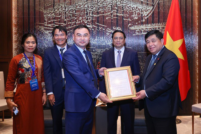 Thủ tướng chứng kiến trao Giấy chứng nhận đăng ký đầu tư cho Tập đoàn Khoa học kỹ thuật năng lượng mới Runergy đầu tư tại tỉnh Nghệ An Ảnh (VGP/Nhật Bắc