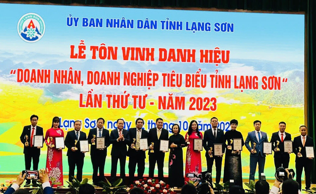 UBND tỉnh Lạng Sơn đã trao cúp lưu niệm, chứng nhận danh hiệu doanh nhân, doanh nghiệp tiêu biểu năm 2023