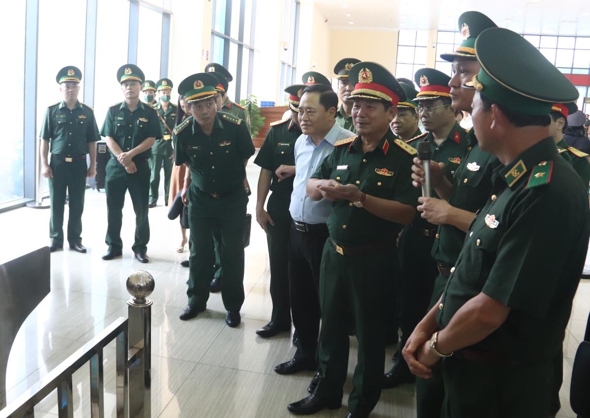Thượng tướng Lê Huy Vịnh và các đại biểu kiểm tra công tác cải cách thủ tục hành chính tại cửa khẩu quốc tế Hữu Nghị. Ảnh Trọng Thành