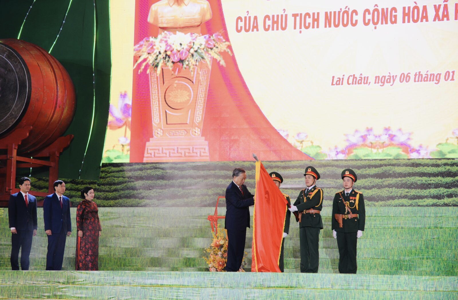 Thừa ủy quyền của Chủ tịch nước, Đại tướng Tô Lâm - Ủy viên Bộ Chính trị, Bộ trưởng Bộ Công an gắn Huân chương Lao động hạng Nhất lên cờ truyền thống.