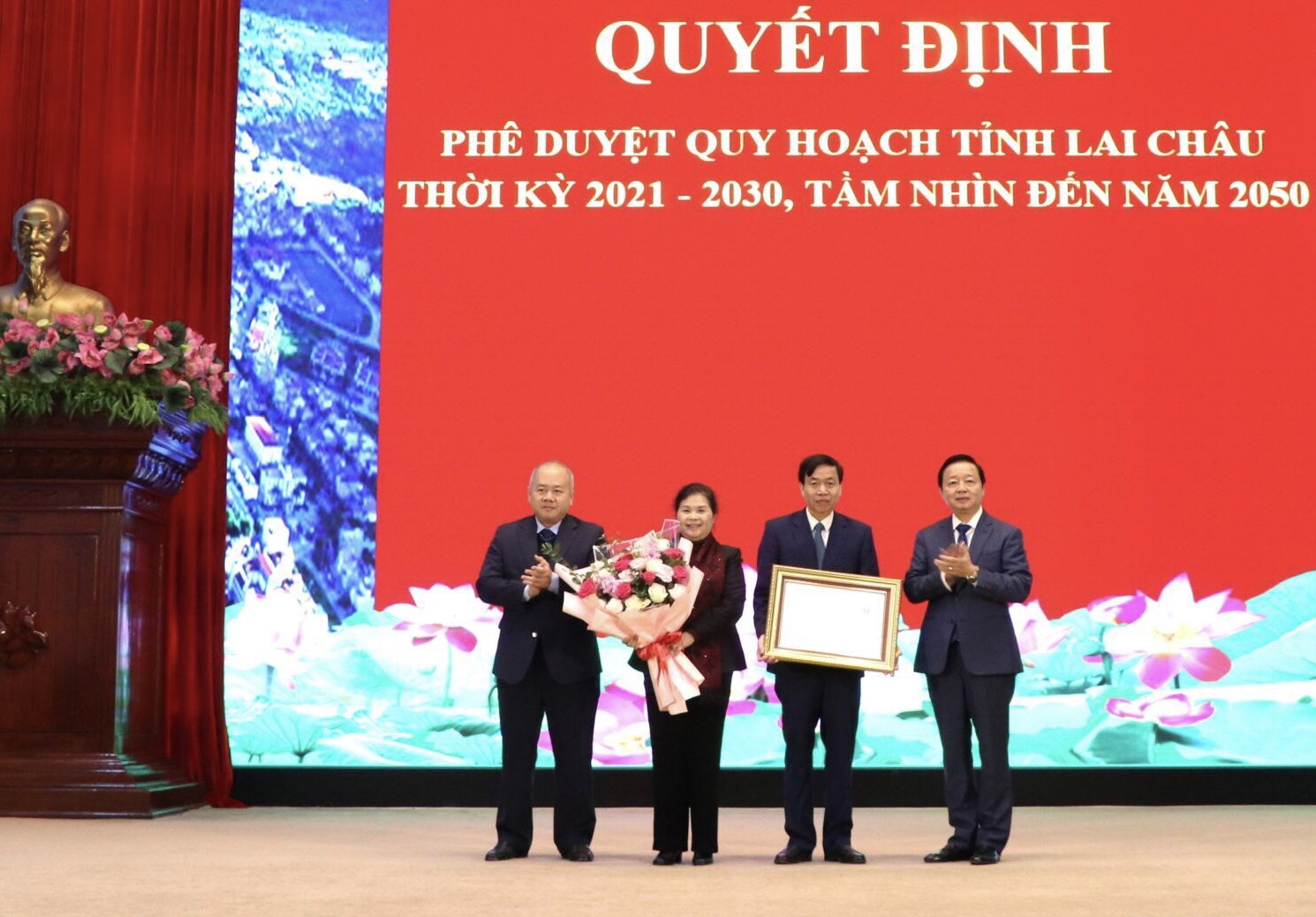 Phó Thủ tướng Chính phủ Trần Hồng Hà, Thứ trưởng Bộ Kế hoạch và Đầu tư Đỗ Thành Trung trao Quyết định Phê duyệt Quy hoạch tỉnh Lai Châu thời kỳ 2021 - 2030, tầm nhìn đến năm 2050 cho lãnh đạo tỉnh Lai Châu.