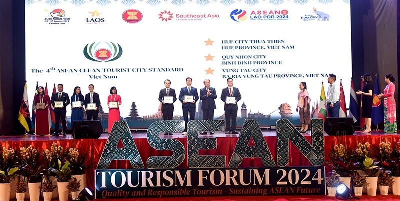 Bộ trưởng Nguyễn Văn Hùng trao giải thưởng Thành phố Du lịch sạch ASEAN (Ảnh: Báo Văn hóa)