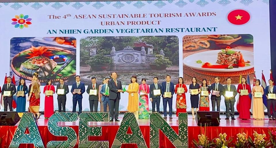 Bộ trưởng Nguyễn Văn Hùng trao giải thưởng sản phẩm du lịch bền vững ASEAN 