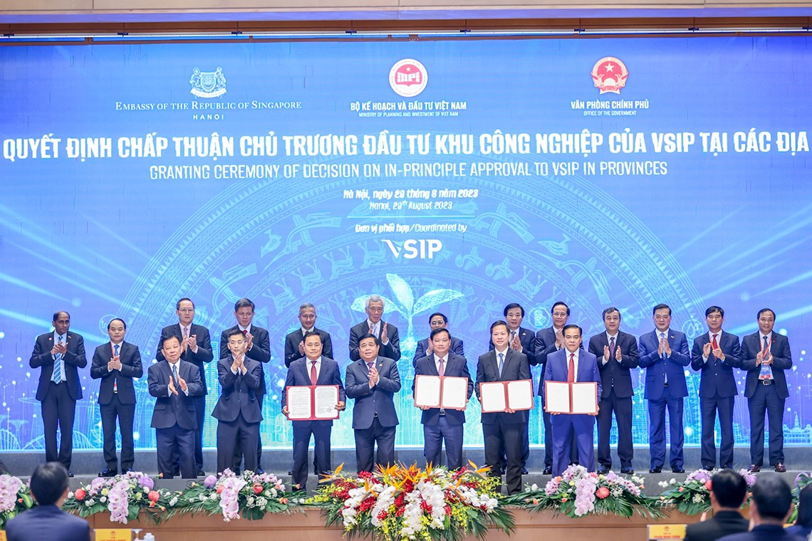 Bộ trưởng Bộ KH&ĐT Nguyễn Chí Dũng trao quyết định chấp thuận chủ trương đầu tư các dự án tại Hà Tĩnh, Lạng Sơn, Thái Bình và Bình Thuận. Ảnh VGP Nhật Bắc.