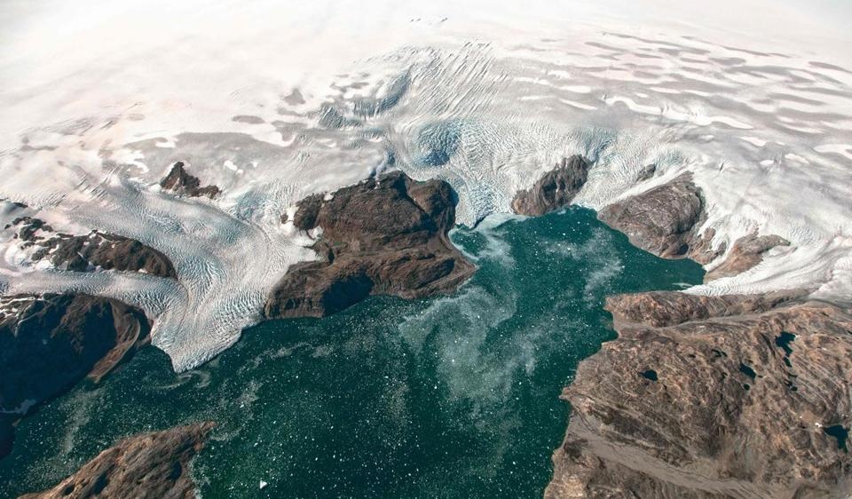 Băng tan chảy ở hai cực của Trái đất do khí hậu đang ấm dần lên
