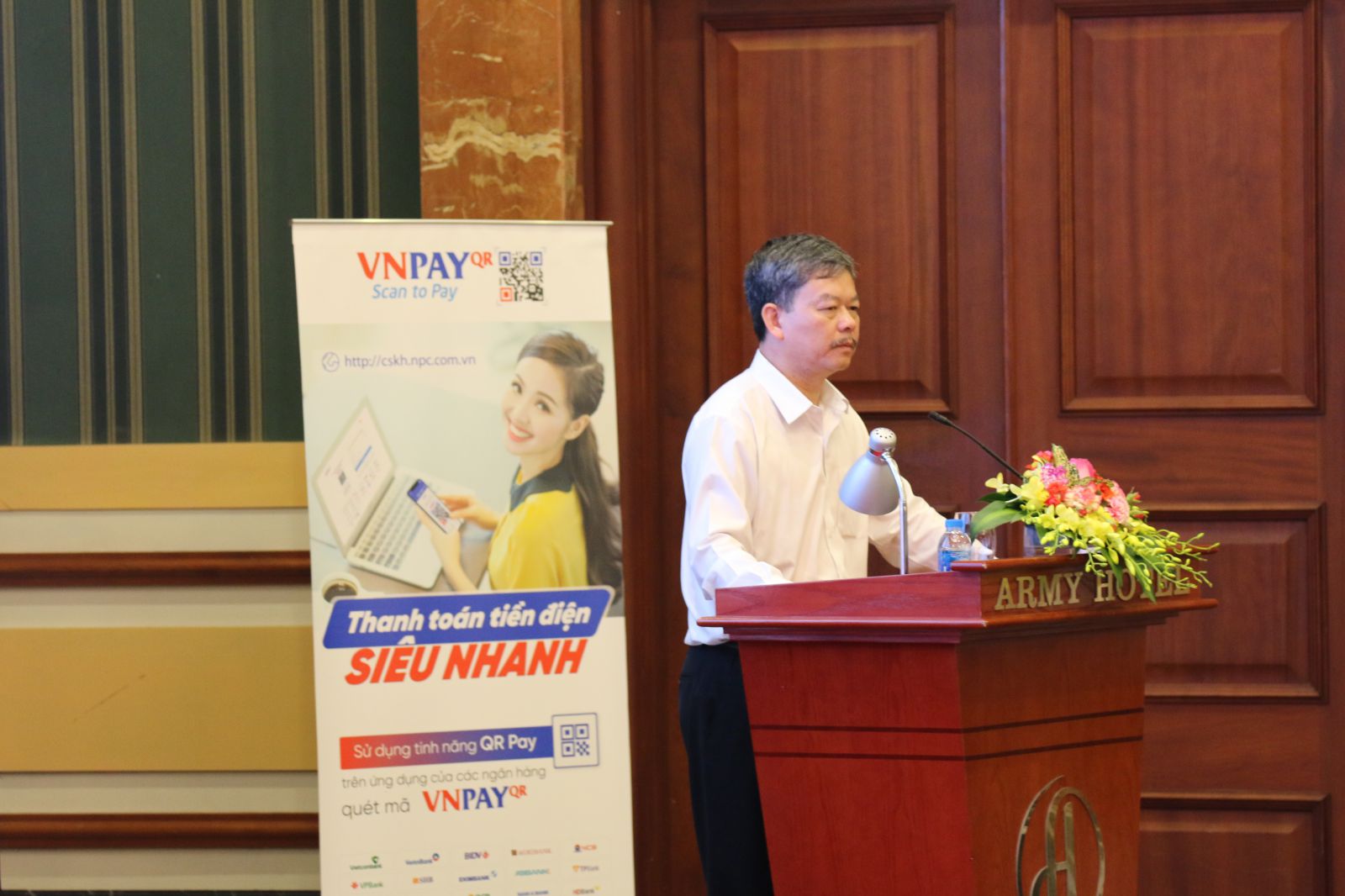 Ông Lê Quang Thái - Phó Tổng Giám đốc EVNNPC chủ trìp/hội nghị bàn về các giải pháp nâng cao tỷ lệ thanh toán qua ngân hàng 