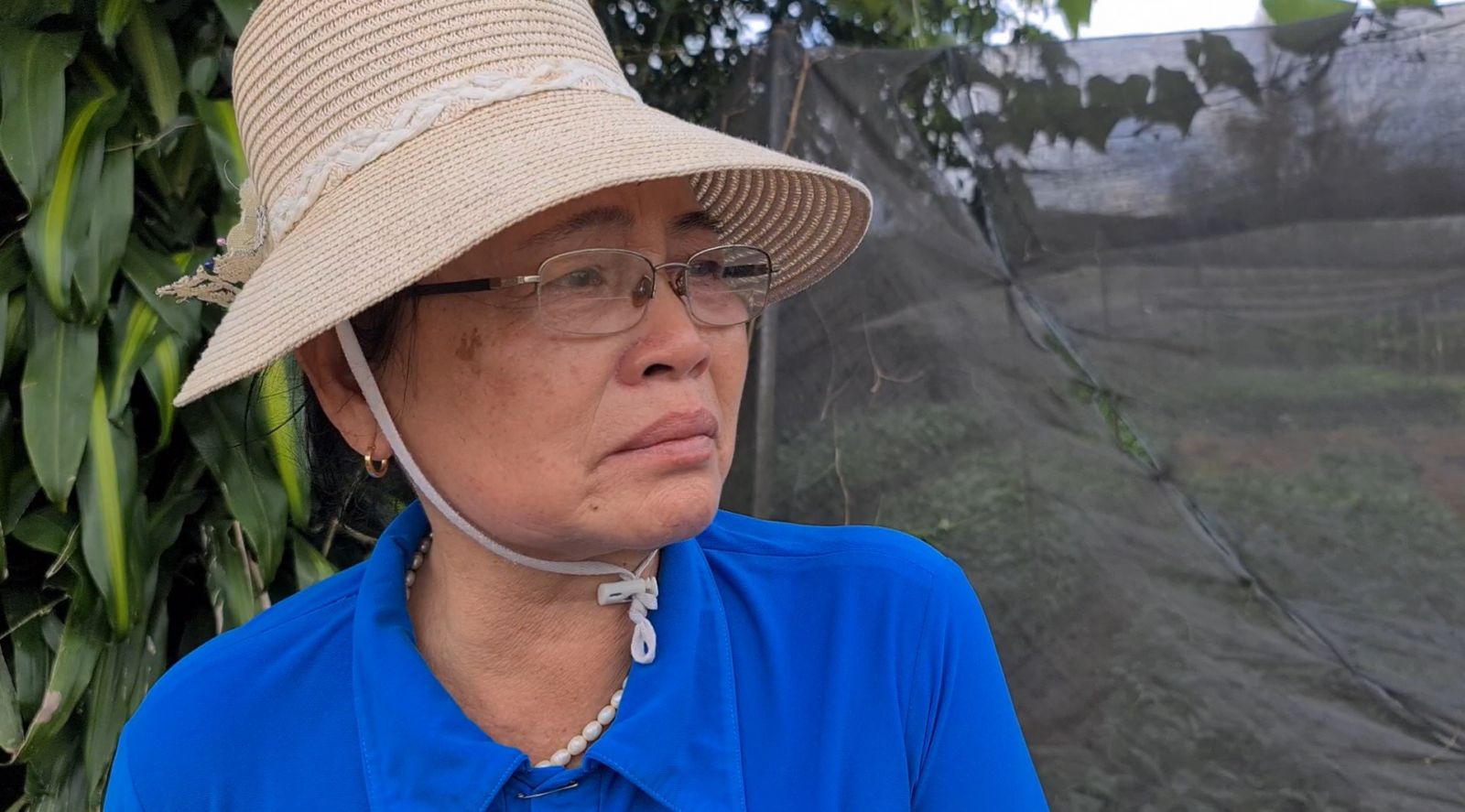 Bà Đinh Thị Vân nghẹn ngào khóc khi kể về nỗi khổ mấy chục năm theo đuổi khiếu nại việc thu hồi đất không còn chốn ăn ở.