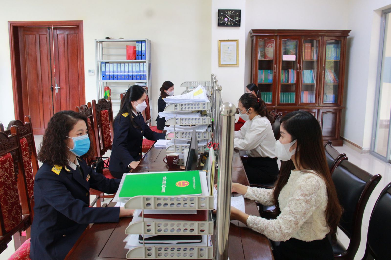 Bộ bộ phận 1 cửa Cục Thuế tỉnh Sơn La hỗ trợ người dân doanh nghiệp