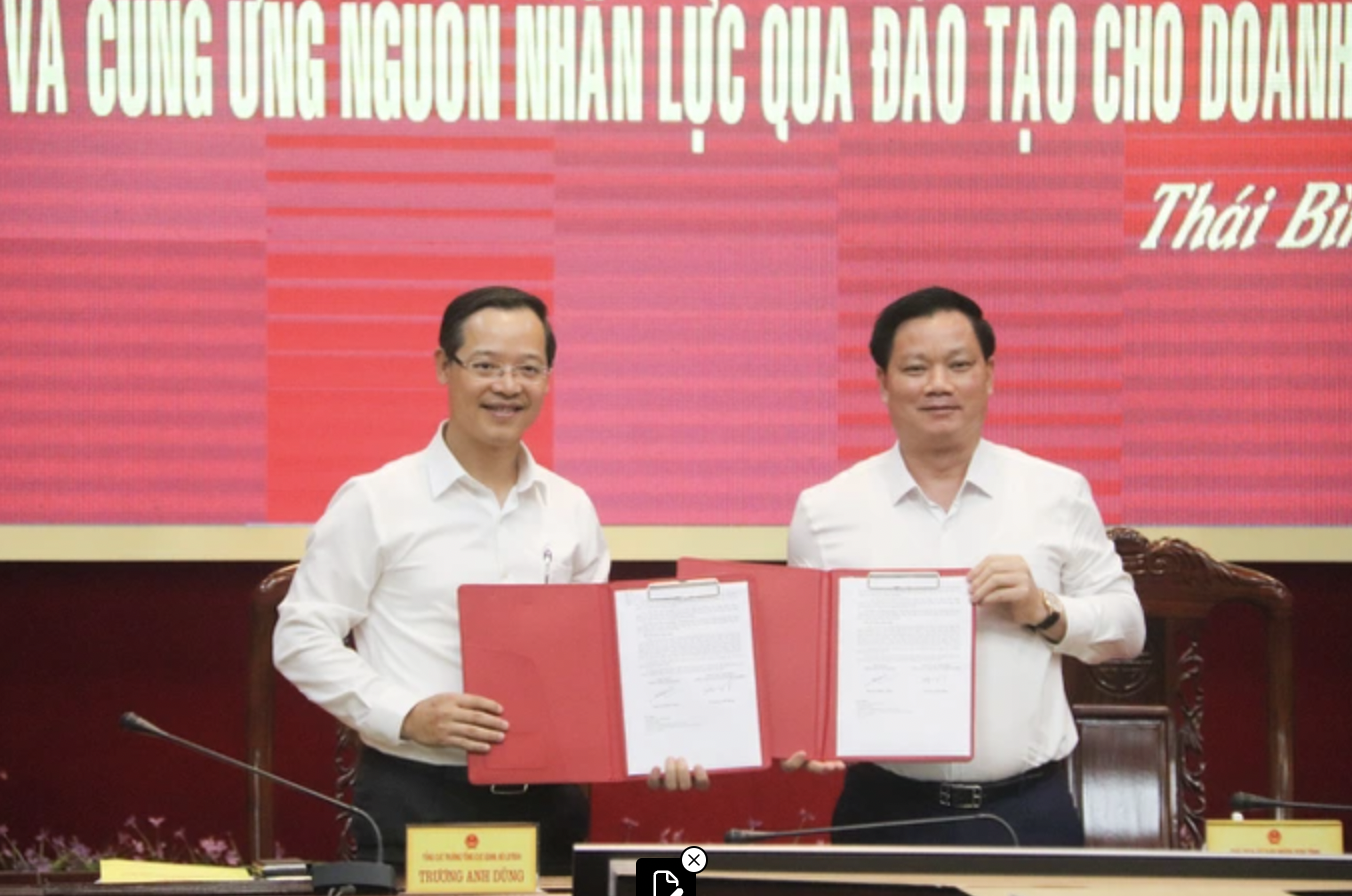 Tổng cục Trưởng Tổng cục Giáo dục nghề nghiệp Trương Anh Dũng (bên trái) và Chủ tịch UBND tỉnh Thái Bình Nguyễn Khắc Thận ký kết chương trình phối hợp.