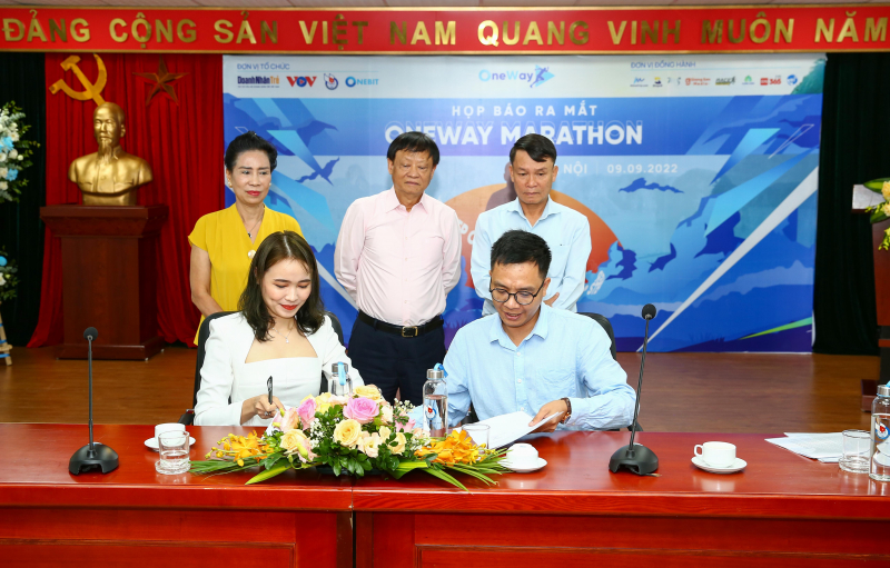 Bà Đỗ Thị Bích Diệp - Giám đốc công ty Shopdi Việt Nam lên sân khấu để thực hiện lễ ký kết. Ảnh: Sơn Hải 