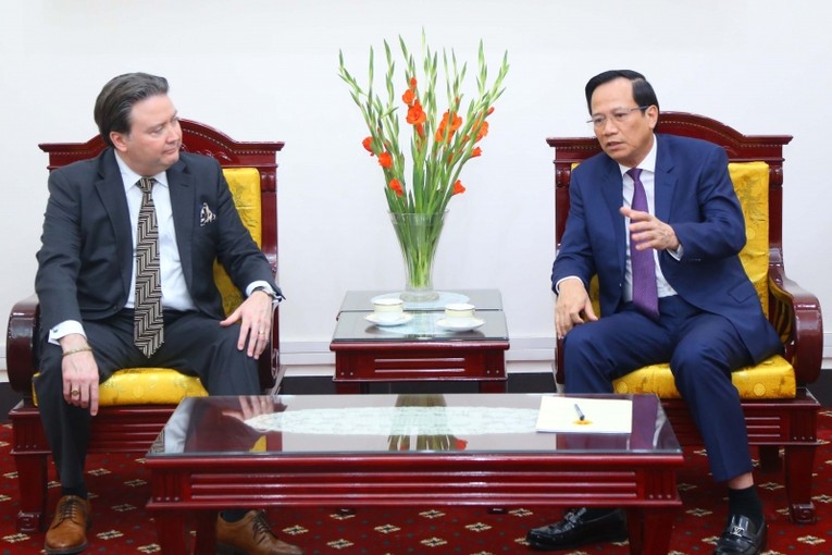 Bộ trưởng Đào Ngọc Dung trao đổi với Đại sứ Hoa Kỳ tại Việt Nam Marc E. Knapper