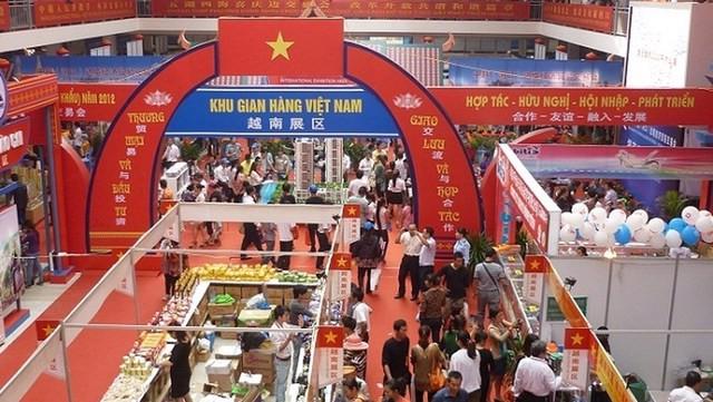 Trên 220 gian hàng của doanh nghiệp trong và ngoài nước tham gia Hội chợ thương mại quốc tế Việt - Trung 2022