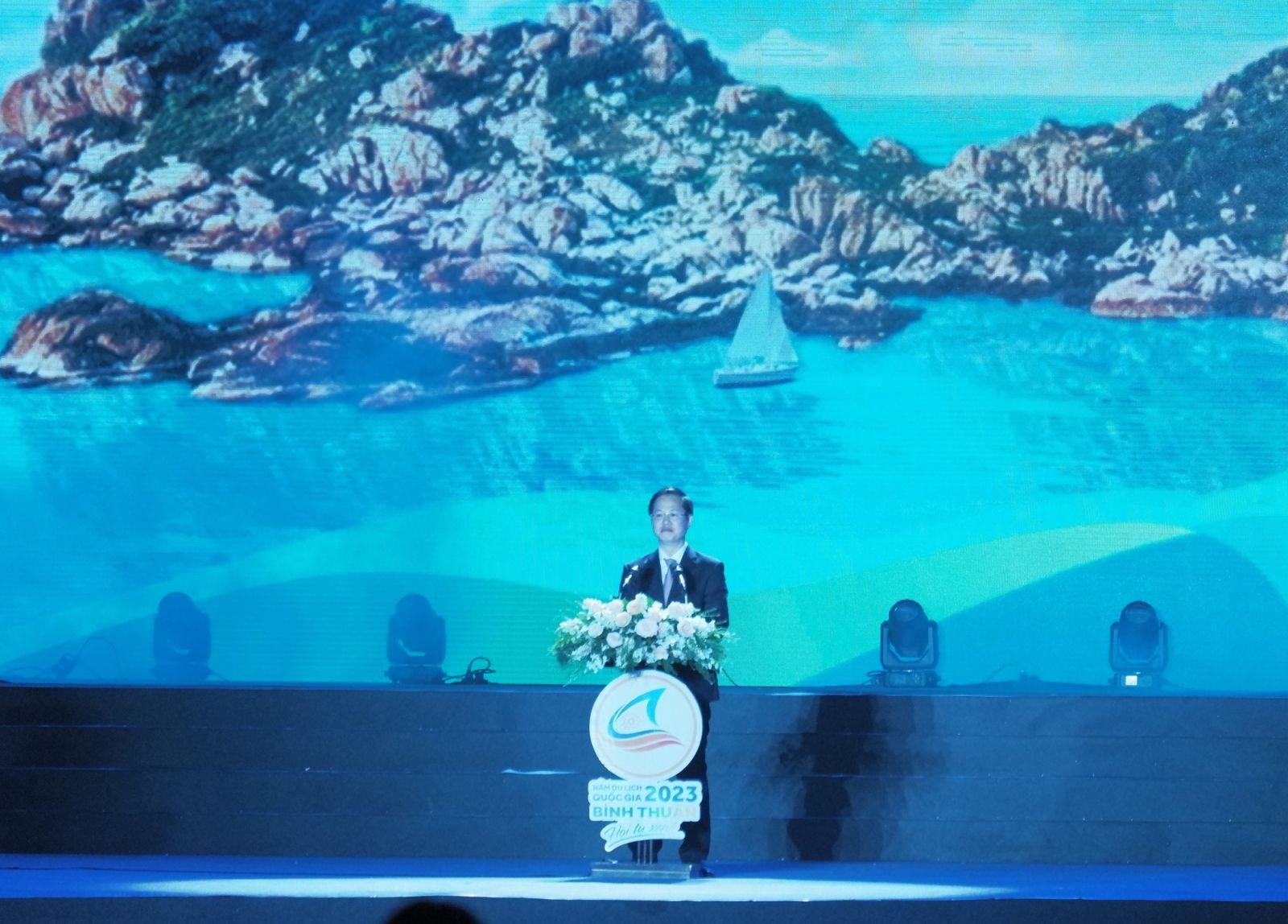 Ông Đoàn Anh Dũng-Chủ tịch UBND tỉnh Bình Thuận phát biểu tại đêm khai mạc