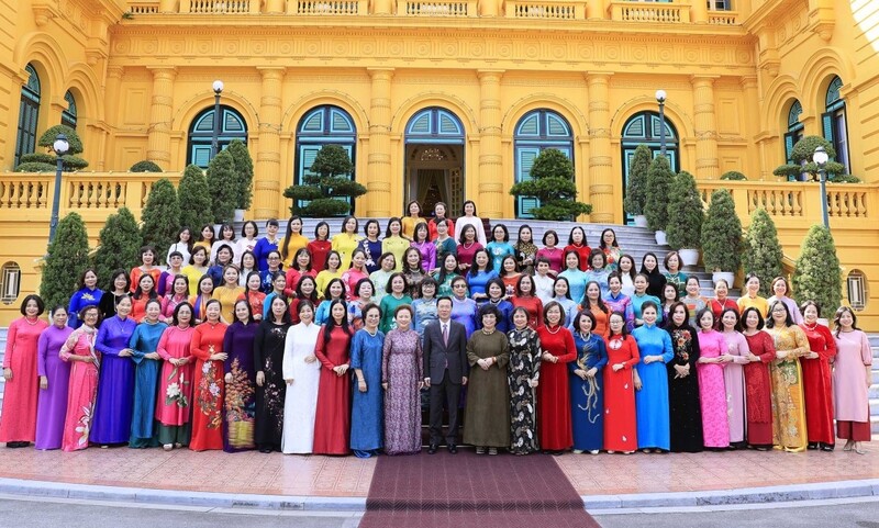 Chủ tịch nước Võ Văn Thưởng chụp ảnh cùng Đoàn đại biểu Hiệp hội nữ doanh nhân Việt Nam