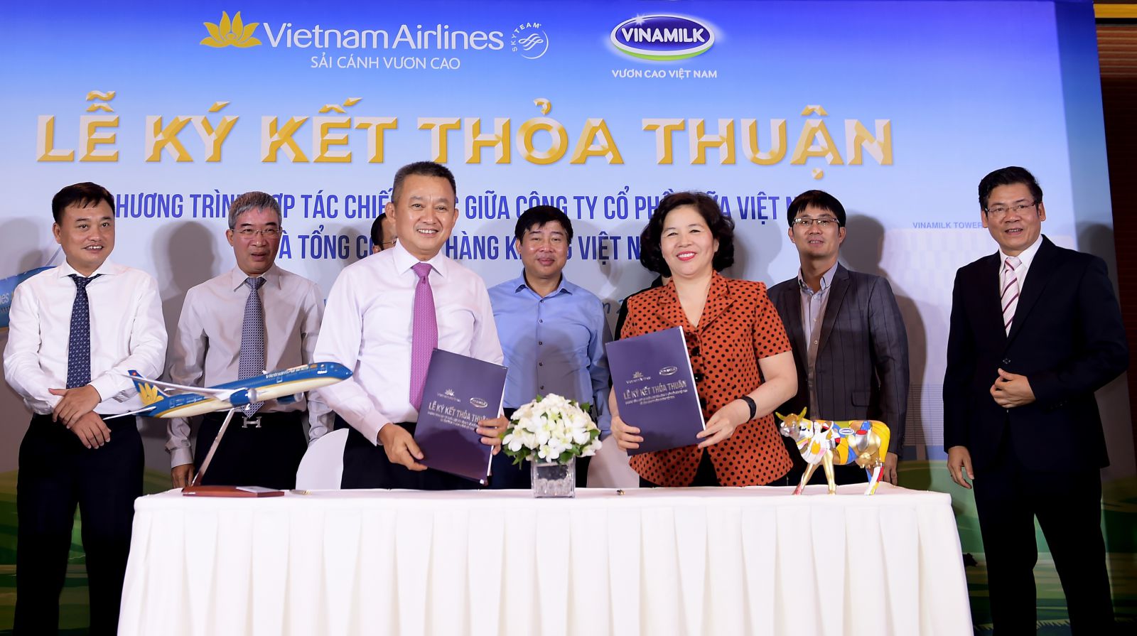 Ông Dương Trí Thành - Tổng Giám đốc Vietnam Airlines (trái) và bà Mai Kiều Liên - Tổng Giám đốc Vinamilk (phải) trao thỏa thuận hợp tác chiến lược.
