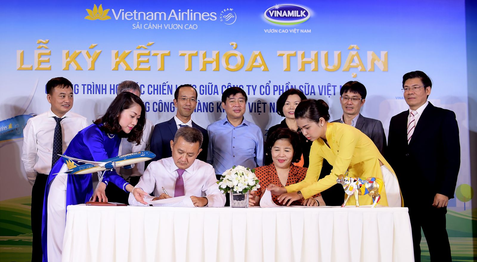 Ông Dương Trí Thành - Tổng Giám đốc Vietnam Airlines (trái) và bà Mai Kiều Liên - Tổng Giám đốc Vinamilk (phải) ký kết thỏa thuận hợp tác chiến lược.