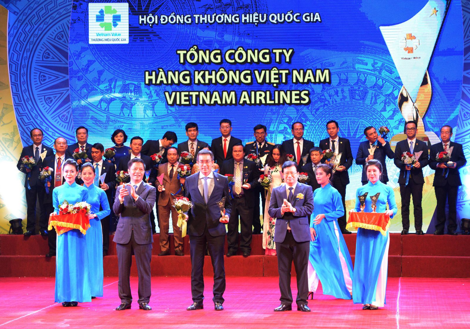 Ông Đặng Ngọc Hòa – Phó Tổng Giám đốc Vietnam Airlines nhận biểu trưng và hoa kỷ niệm do Phó Thủ tướng Chính Phủ Trịnh Đình Dũng và Bộ Trưởng Bộ Công thương Trần Tuấn Anh trao tặng tại Lễ công bố các doanh nghiệp có sản phẩm đạt Thương hiệu Quốc gia năm 2018