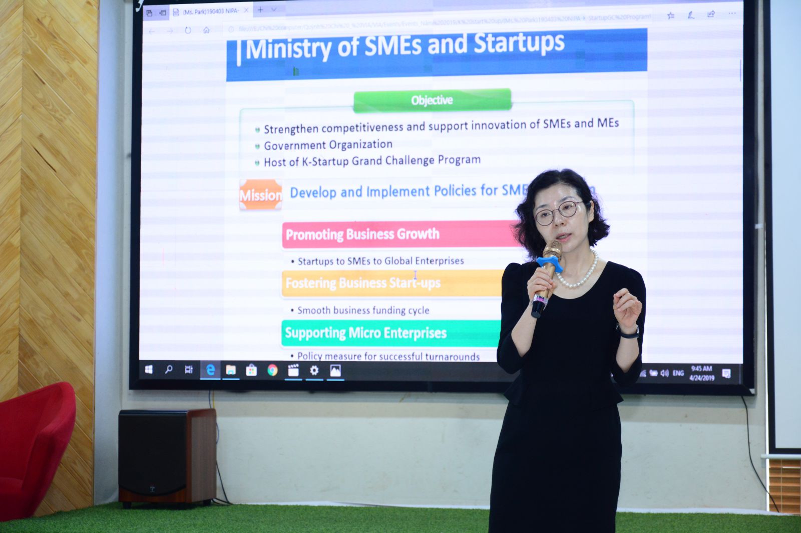 bà Youn Jung Park – Giám đốc Trung tâm Hợp tác Công nghệ thông tin Hàn Quốc tại Hà Nội (KICC), thuộc Cơ quan Xúc tiến Công nghiệp CNTT Hàn Quốc (NIPA)