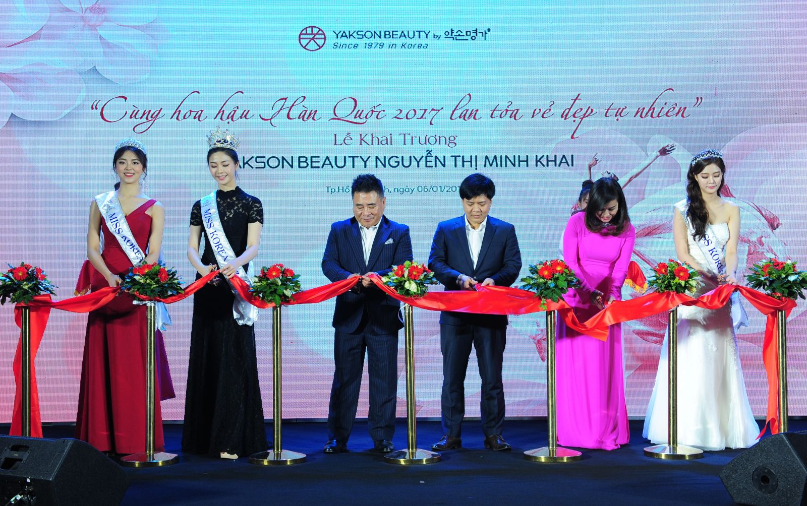Ông Lee Byung – Chulp/Chủ tịch Yakson Myungga Hàn Quốc và ông Nguyễn Ngọc Thủy Chủ tịch HĐQT Yakson Beauty cùng các Hoa Hậu xứ Hàn cắt bang khai trương Trung tâm Yakson Beautyp/đầu tiên tại Tp. HCM