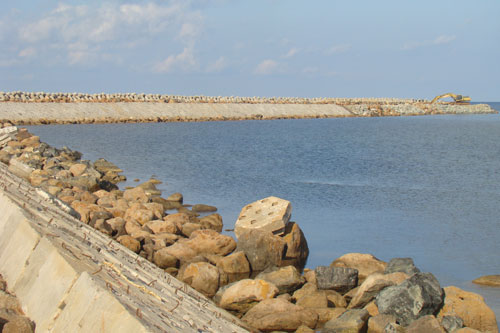 Một góc kè của dự án cảng cá Phú quý đã và đang được xây dựng