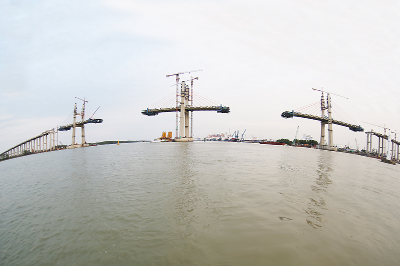Cầu Bạch Đằng sẽ hoàn thành vào tháng 6/2018 sẽ rút ngắn khoảng cách Hải Phòng - Hạ Long. ảnh Đỗ Phương