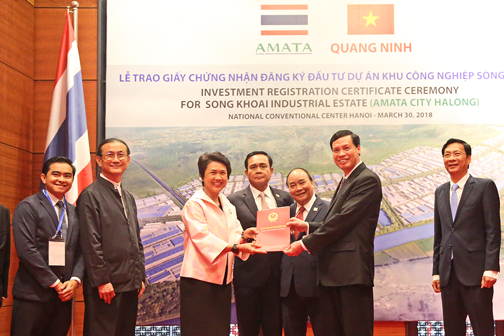 Lãnh đạo tỉnh Quảng Ninh trao giấy chứng nhận đầu tư cho nhà đầu tư.