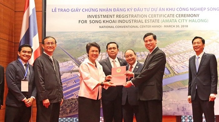 Lãnh đạo tỉnh Quảng Ninh trao giấy đầu tư cho tập đoàn Amata dưới sự chứng kiến của Thủ tướng chính phủ, Nguyễn Xuân Phúc