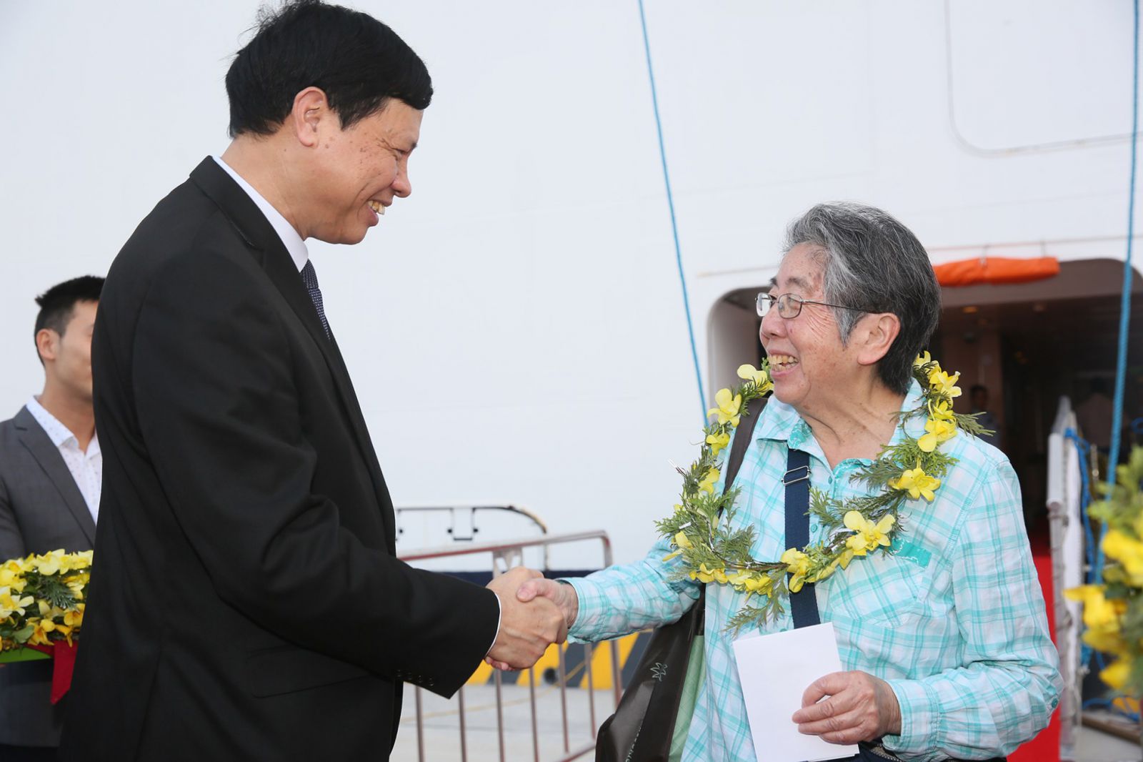 Chủ tịch UBND tỉnh Quảng Ninh, Nguyễn Đức Long tặng hoa chức mừng những vị khách đầu tiên cập bến