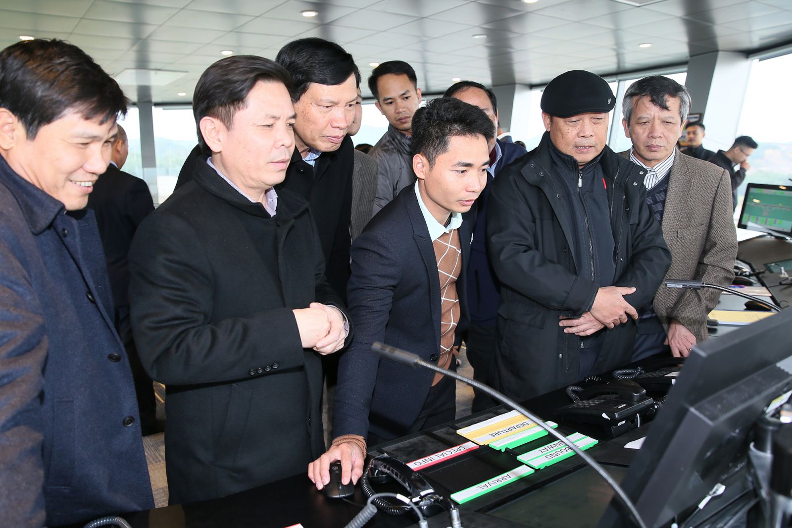 Bộ trưởng Nguyễn Văn Thể (thứ hai, trái sang) kiểm tra tháp không lưu Cảng hàng không quốc tế Vân Đồn. Ảnh Đỗ Phương