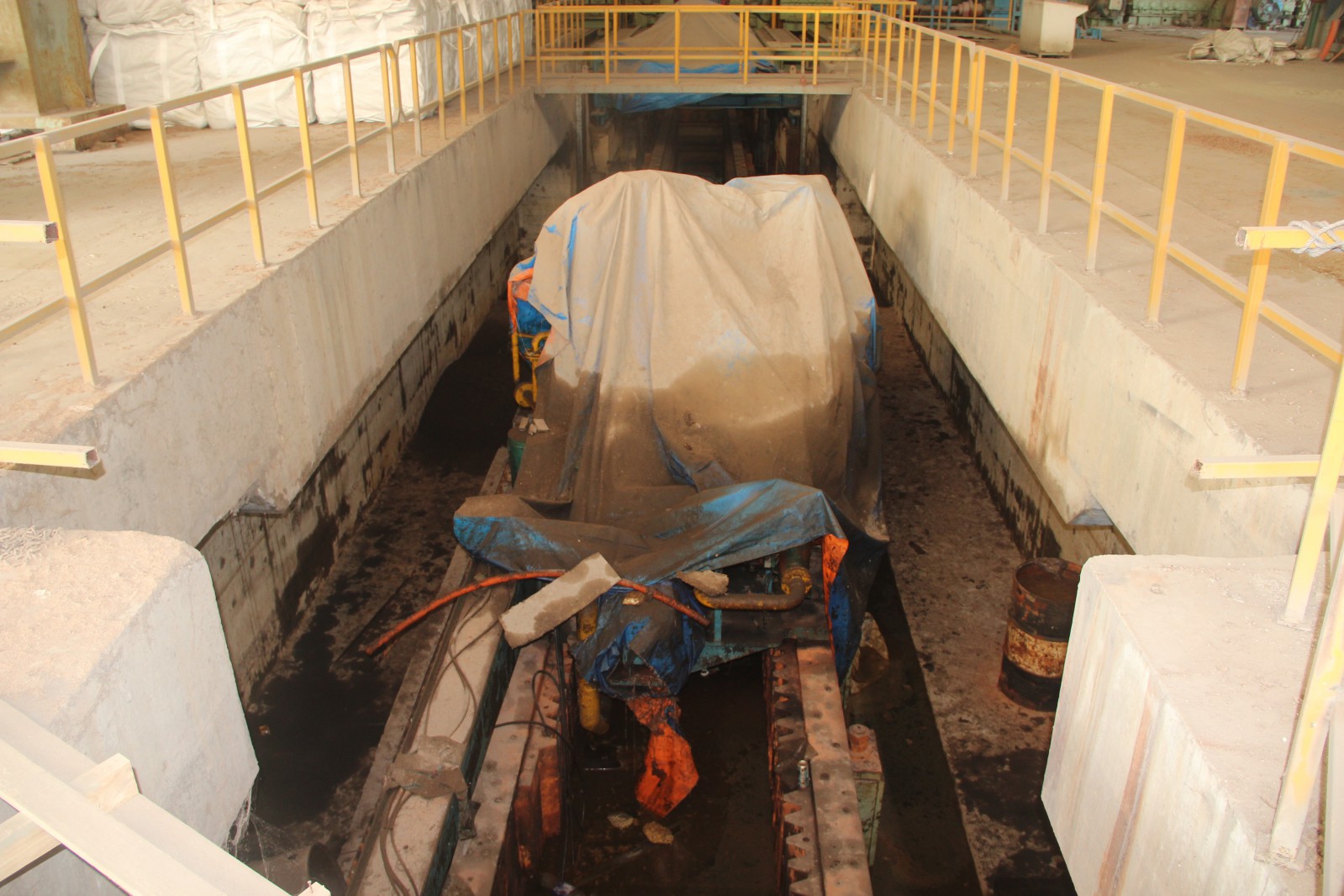 Cụm máy cán thép chính, "hạt nhân" của nhà máy kể từ khi ngừng sản xuất từ tháng 9.2010, nằm đắp bạt và nhiều lần ngâm nước đến nay đã hư hỏng. 