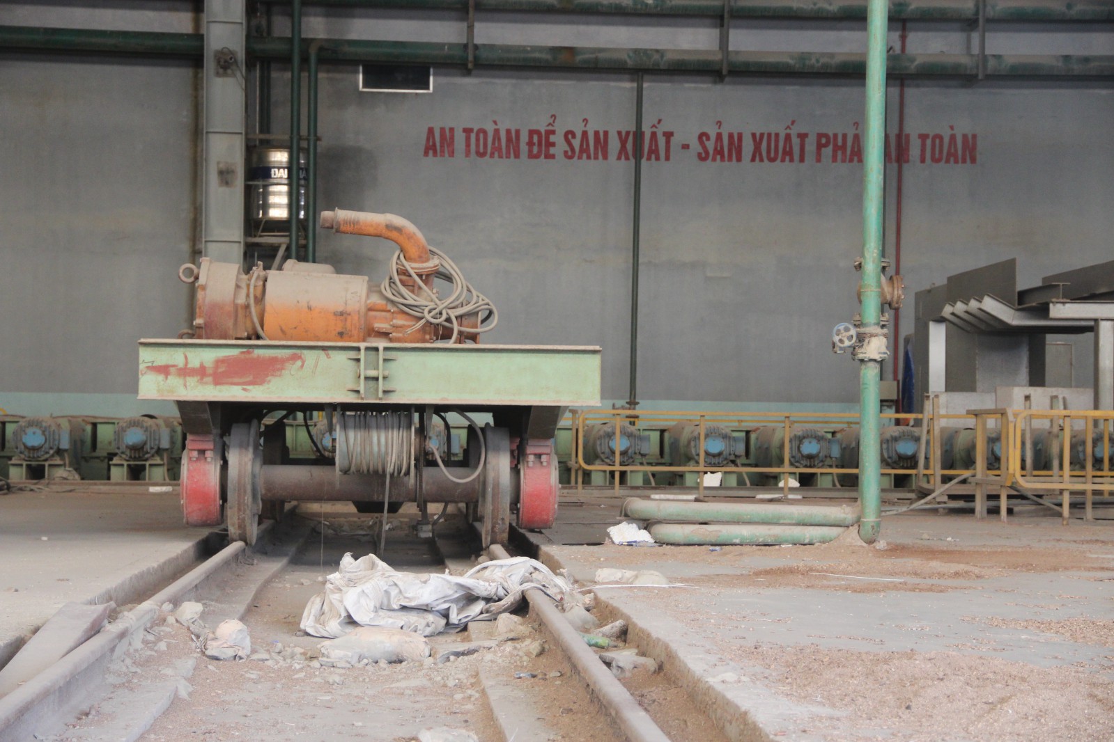 Hoàng Việt Văn, Giám đốc nhà máy bồi hồi kể lại: Trong giai đoạn chạy thử từ tháng 6 - 8/2010, dây chuyền này đã cán được 5.000 tấn thép với kết quả đạt chất lượng theo phương pháp thử ASTM của Hoa Kỳ. Ảnh Lê Cường