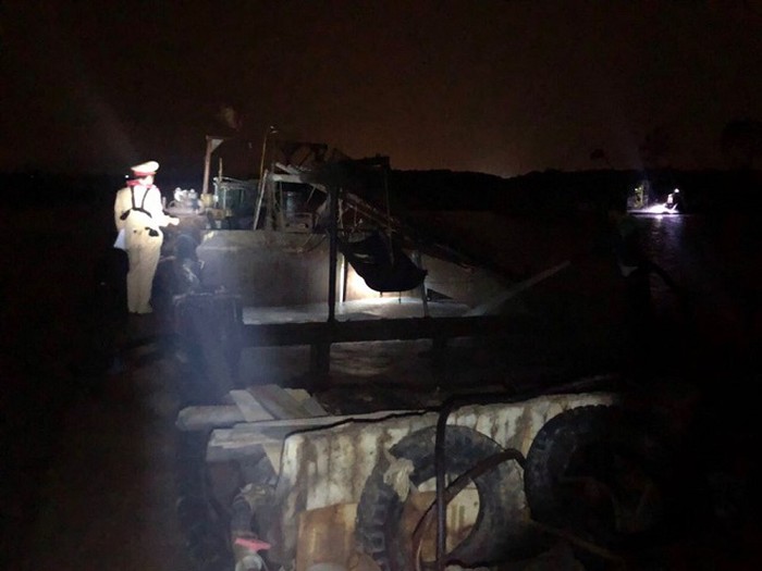 Lực lượng chức năng bắt giữ tàu khai thác cát trái phép trên sông Hốt, Quảng Ninh
