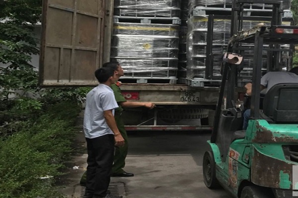 Lực lượng chức năng kiểm tra ô tô của ông Nguyễn Văn Kiên, huyện Thuận Thành (Bắc Ninh) vận chuyển vỏ thùng đựng a-xít trái phép cho một doanh nghiệp ở huyện Việt Yên. Ảnh Minh Linh