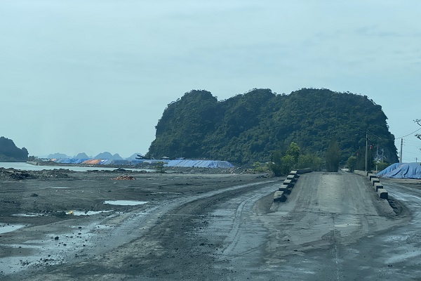 Cảng TPP Km6 Quang Hanh hiện đang cho một đơn vị của Tổng công ty Đông Bắc thuê tập kết than, tại đây đang tồn tại nhiều bất cập về môi trường. Ảnh Lê Cường