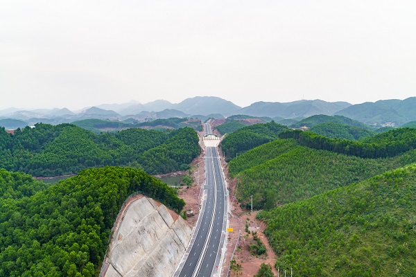 Dự án hoàn thiện Quảng Ninh sẽ có thêm một tuyến cao tốc kết nối các tỉnh Bắc Giang - Bắc Ninh - Hà Nôi. Ảnh cao tóc Hạ Long Vân Đông