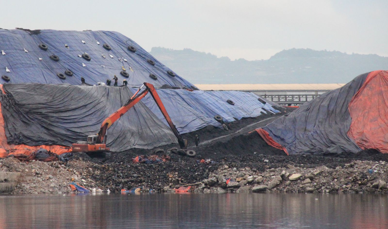Một số cảng than ở đây không đảm bảo công tác môi trường, gây ô nhiễm cho vịnh Bái Tử Long. Ảnh Lê Cường