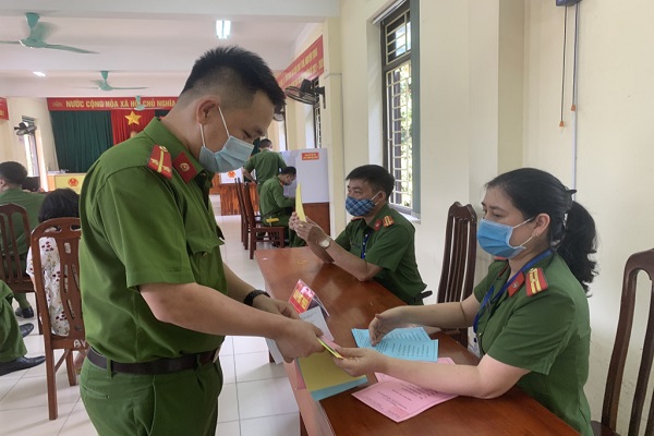 Cán bộ, chiến sỹ trại giam công an Quảng Ninh tham gia bỏ phiếu