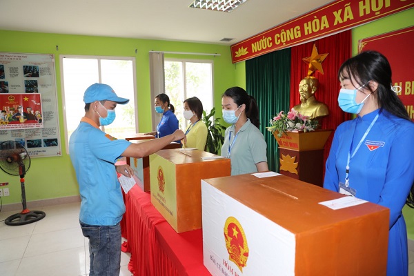 Công nhân tại một số KCN trên địa bàn Quảng Ninh đi bỏ phiếu
