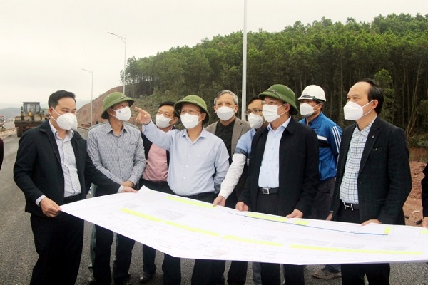 Không ngừng giám sát, lắng nghe những khó khăn và kịp thời tháo gỡ của lãnh đạo tỉnh, vì vậy mà nhiều nhà đầu tư tại Quảng Ninh luôn yên tâm khi triển khai dự án