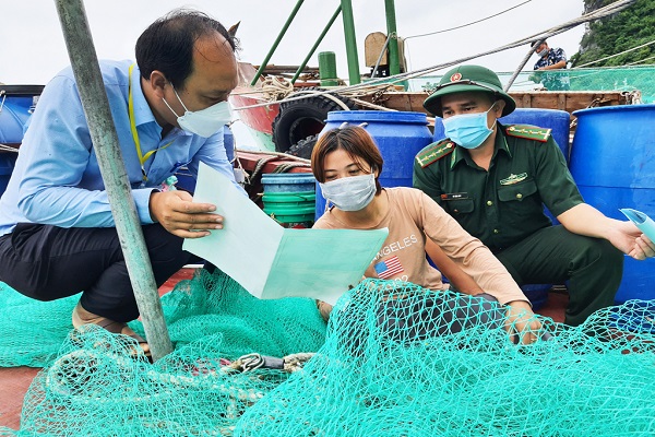 Lực lượng chức năng tuyên truyền chống khai thác thủy sản trái phép đến các chủ tàu khai thác thủy sản tuyến khơi. Ảnh Việt Hoa