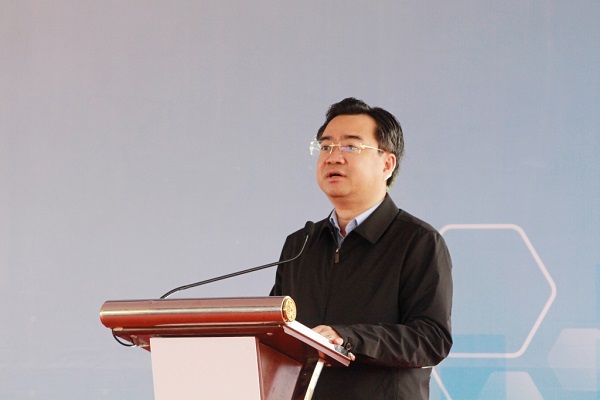 Bộ trưởng Bộ Xây dựng đánh giá cao sự quan tâm của tỉnh Quảng Ninh với người lao động. Ảnh Thu Chung