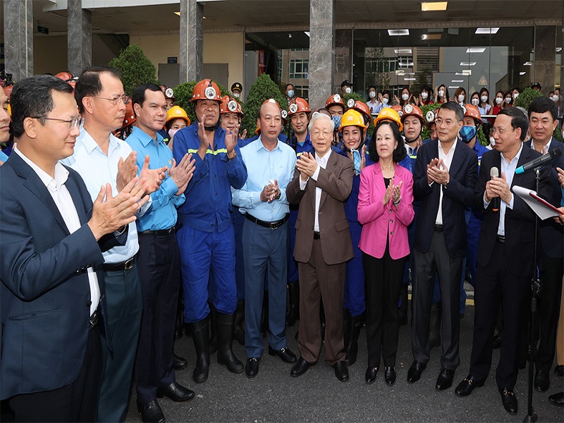 Tổng Bí thư Nguyễn Phú Trọng thăm, động viên cán bộ, công nhân Công ty Cổ phần than Vàng Danh - Vinacomin tại khu tập thể 314 trước khi vào ca sản xuất. ảnh Trí Dũng (TTXVN)