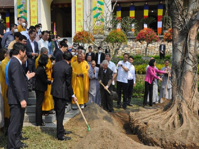 Tổng Bí thư Nguyễn Phú Trọng và các đại biểu trồng cây lưu niệm tại Khu Di tích Danh Thắng Yên Tử