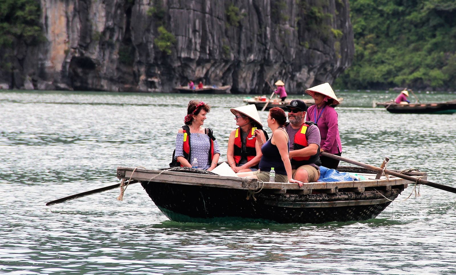 Nhiều giải pháp đẫ được Quảng Ninh đưa ra nhằm thu hút khách quốc tế trở lại, trong đó các dịch vụ vui chơi, trải nghiệm thường xuyên được tổ chức. Ảnh Lê Cường